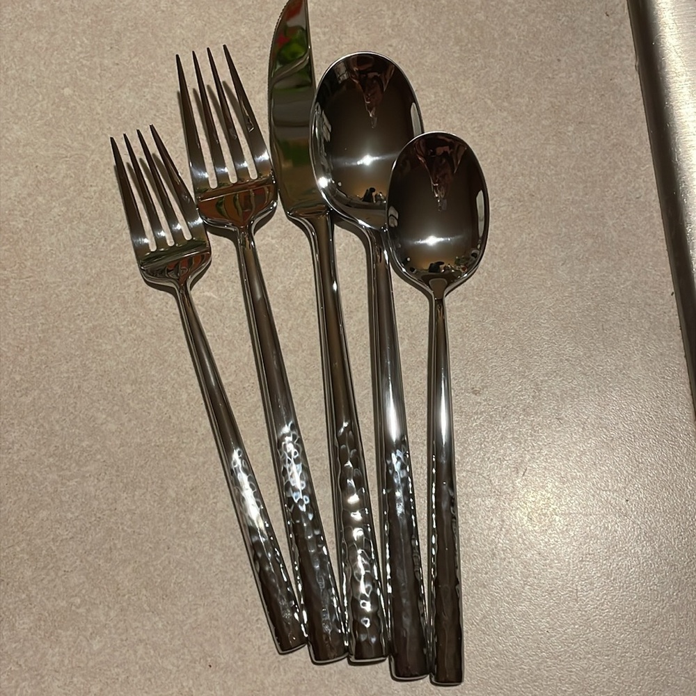 Oneida MEZZE hammered slim modern handles, glossy stainless steel 5 pc flatware